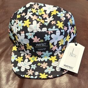 NWT Rare-Retired Wesc 5 panel Camper Black Cap Vintage Daisies